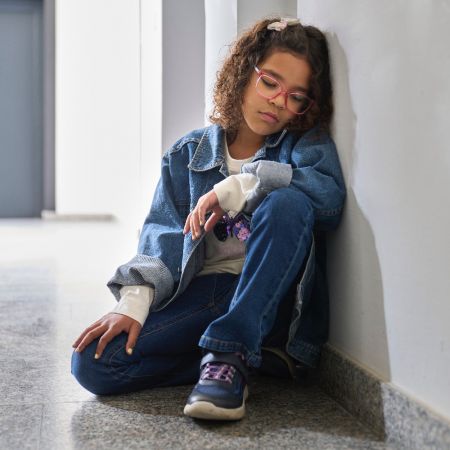 Trauriges Mädchen als Symbolbild für mögliche Coachinganliegen von Kindern und Jugendlichen
