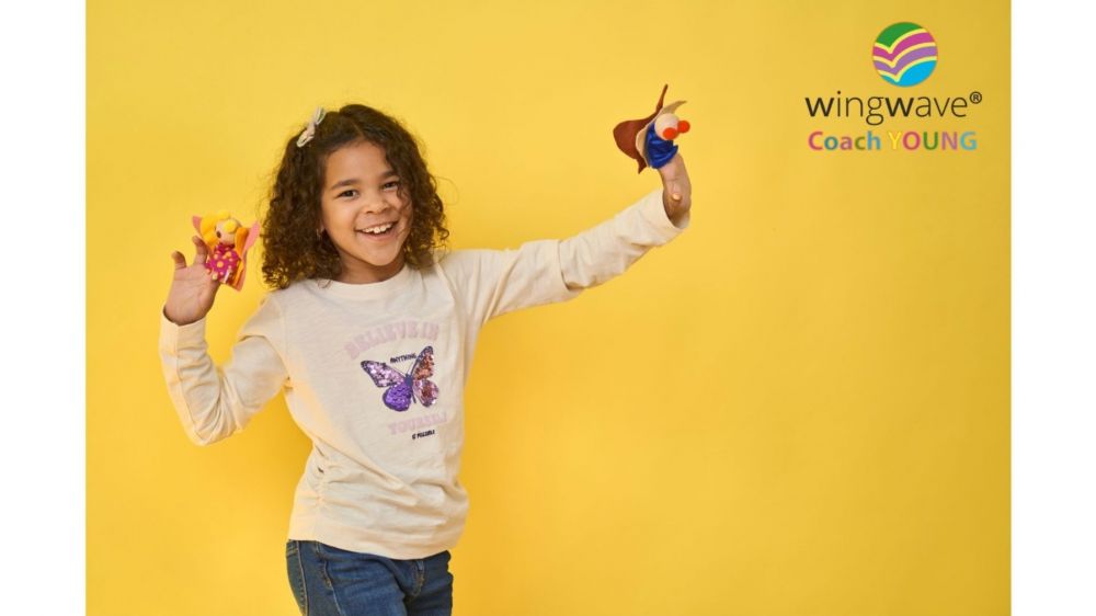 Mädchen mit Fingerpuppen zur wingwave Coach Young Ausbildung