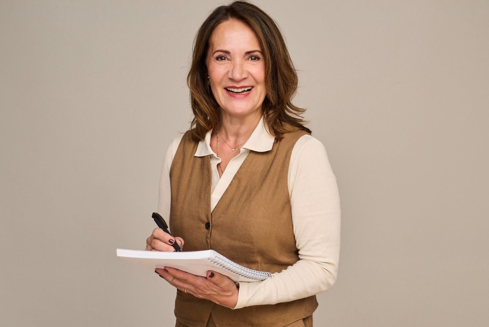 Tanja Funk mit Notizblock bei der Vorbereitung einer Weiterbildung